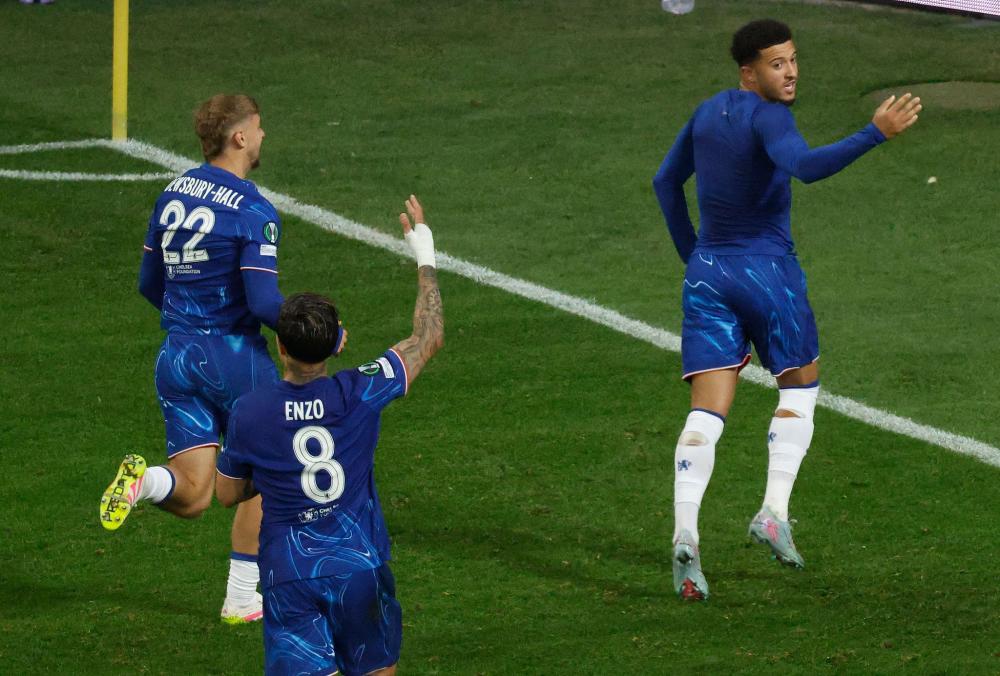 致敬CP3！快船主场球迷之墙摆满了保罗“空接之城”时期的球衣